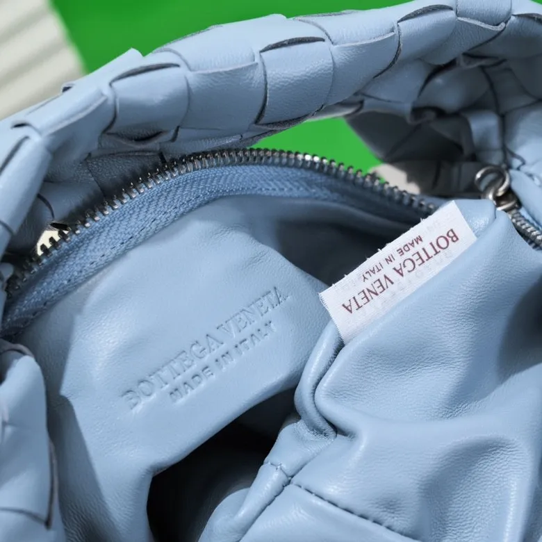 Batch 1120 small size haze blue 🔻BV Bottega Veneta's new early spring women's MINI JODIE handbag BV bag 🔥The new method is to round the corners on the original basis and knot the round hobo bag with classic woven leather. The most iconic triangular pull-out design, using sheepskin draped soft shape, is super suitable for concave shapes~ Jodie feels really gentle to people, and is definitely the best item for daily matching. It has the same weave, new elements and twists, is compact and versatile, and is the new favorite of street style Internet celebrities! Dimensions: 23x28x8 Model: 6699-1